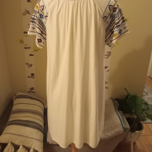 Beautiful Embroidered Dress - Picture 3 of 8